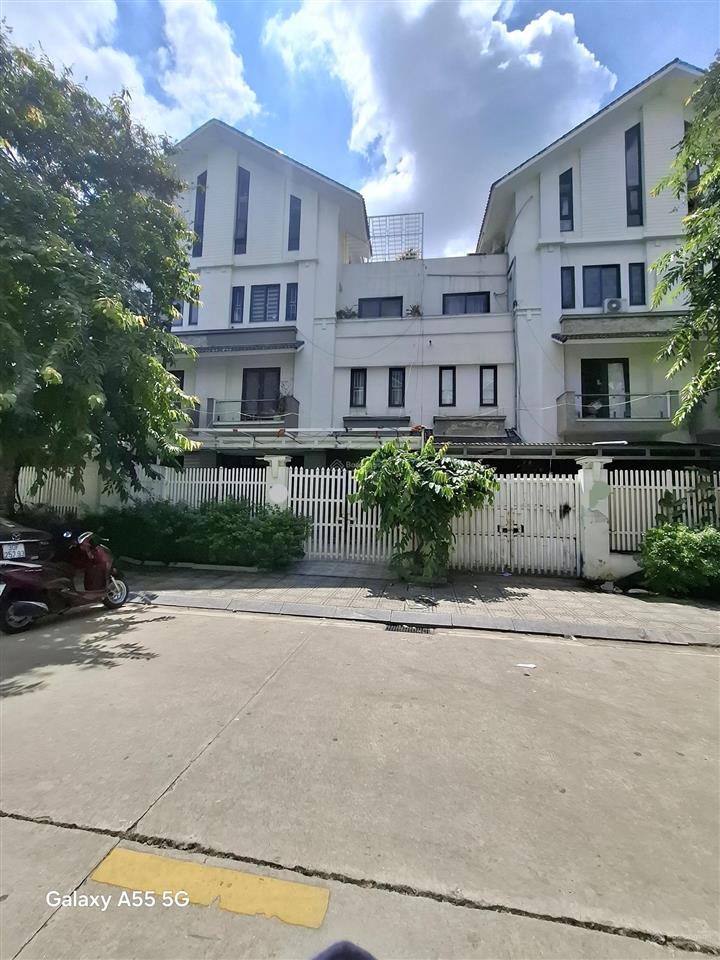 160m². vị trí giáp mặt đường lê trọng tấn. kinh doanh. ko lỗi pt