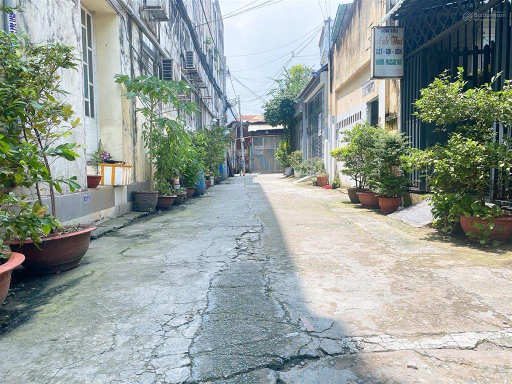 Nhà đẹp ở ngay (gần ủy ban nhân dân) 2 tầng 53m2 shr ô tô đậu cửa chỉ 3,8 tỷ tl