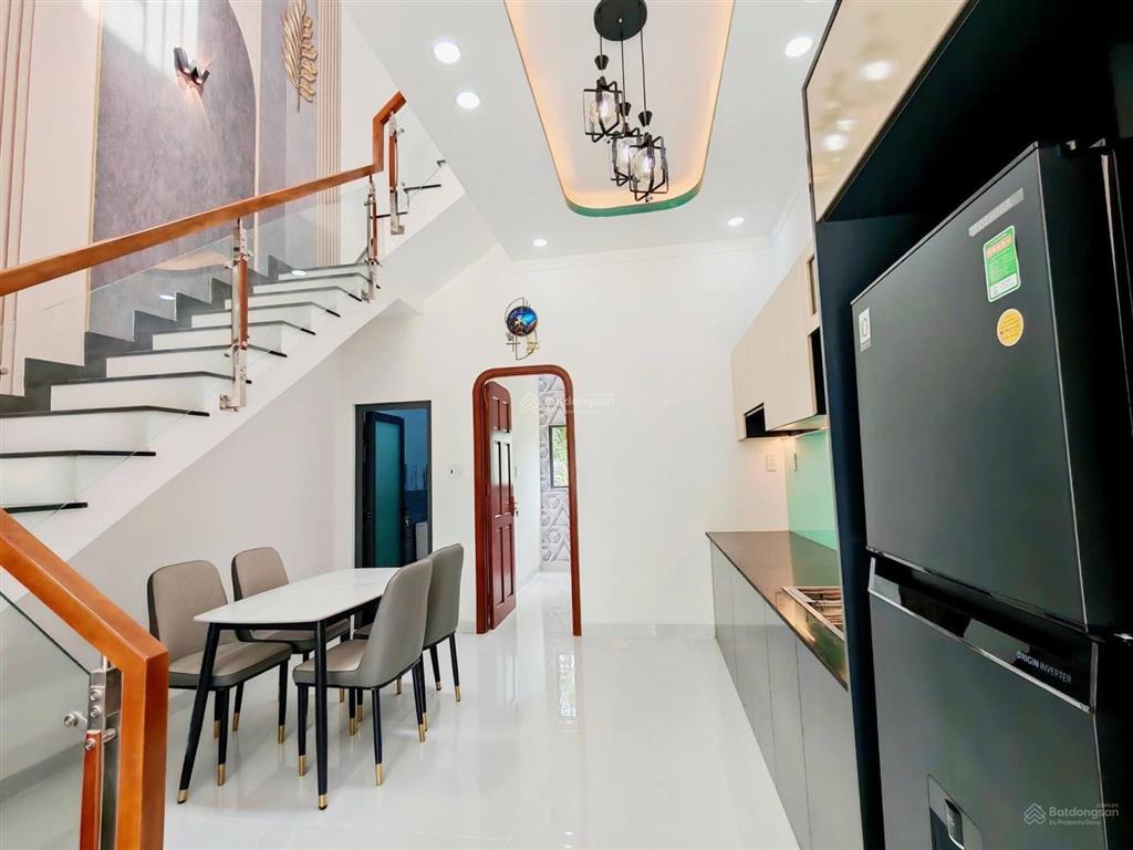 Nhà đẹp mới xây xong! 3pn! shr hoàn công! nhựa 8m! ngay công viên 7 kỳ quan!