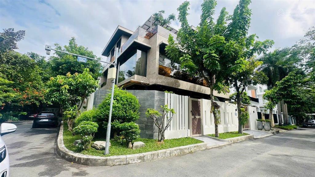 Bán biệt thự phú mỹ hưng căn đơn lập góc nam thông 3 nội thất cao cấp garage 2 ô tô, thang máy