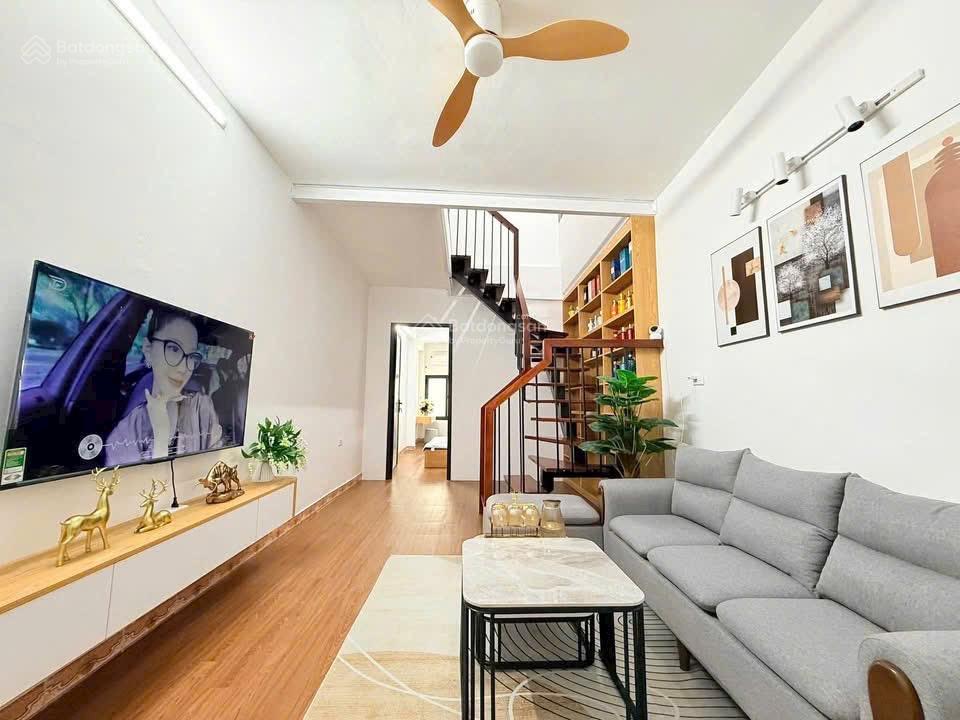 Mót bán! hạ ngay 1 tỷ, nhà ngõ thái thịnh, 40m ra ô tô, nội thất, không quy hoạch, thương lượng sâu