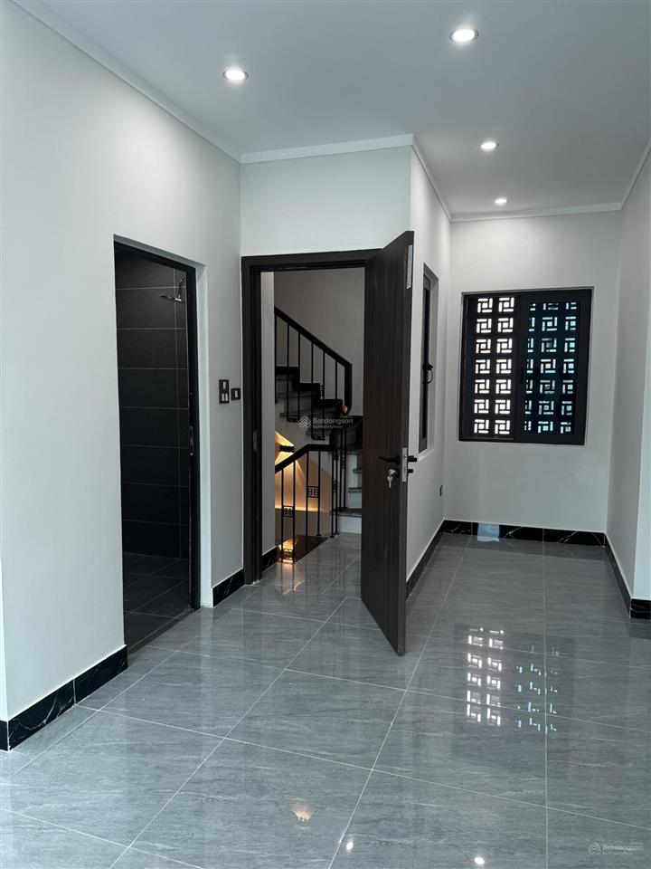 Bán nhà 5 tầng mới tinh thơm mùi sơn thị trấn đông anh thiết kế hiện đại nhỉnh 4 tỷ sẵn ở