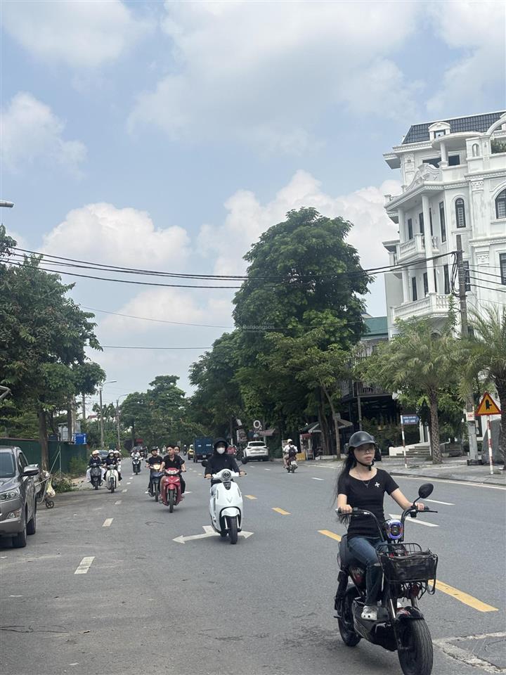 Bán mặt đường kinh doanh đường 48m trung tâm huyện mê linh. lô góc 235m2 mt 16m giá 35 tỷ