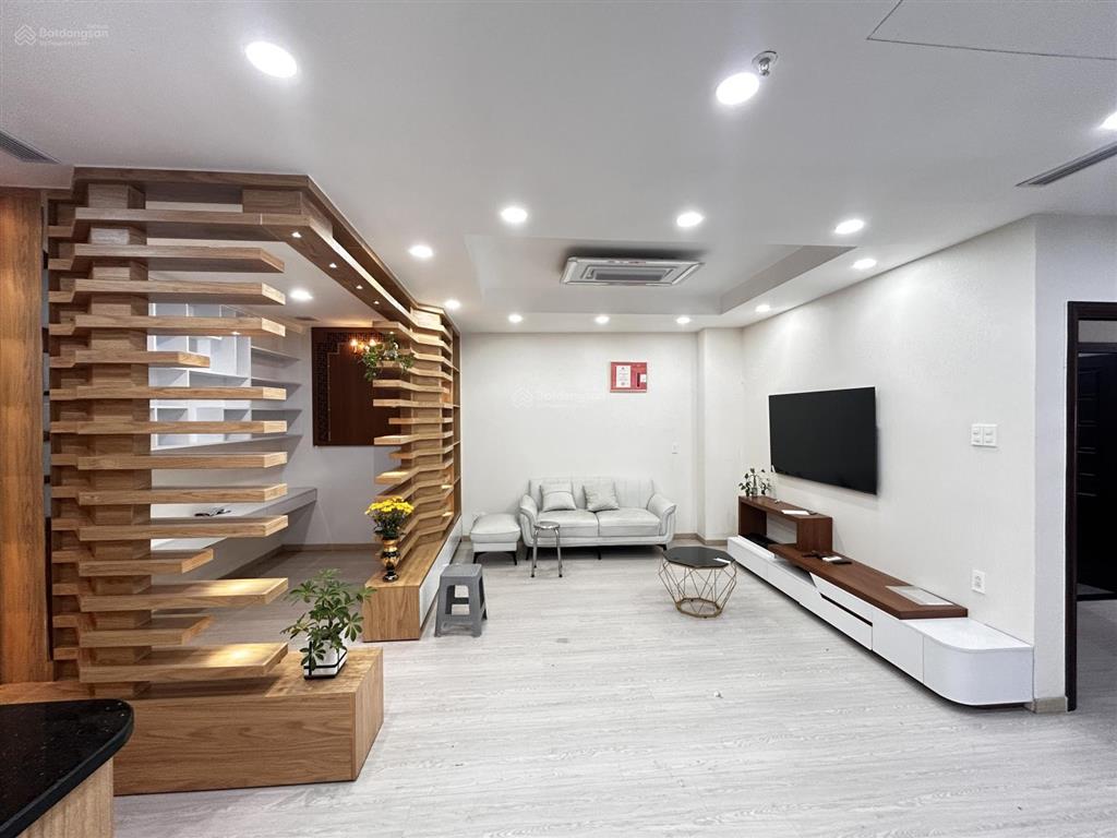 Căn hộ hl 111m được thiết kế thành 3pn. đầy đủ nội thất mới đẹp vào ở ngay. giá 8 tỷ