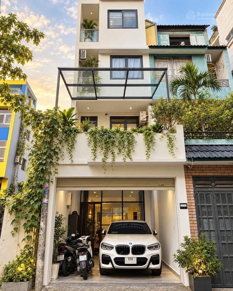Ngay cư xá đô thành, quận 3 ngang 4,5m x dài 18m. sổ sẵn. xe hơi trong nhà