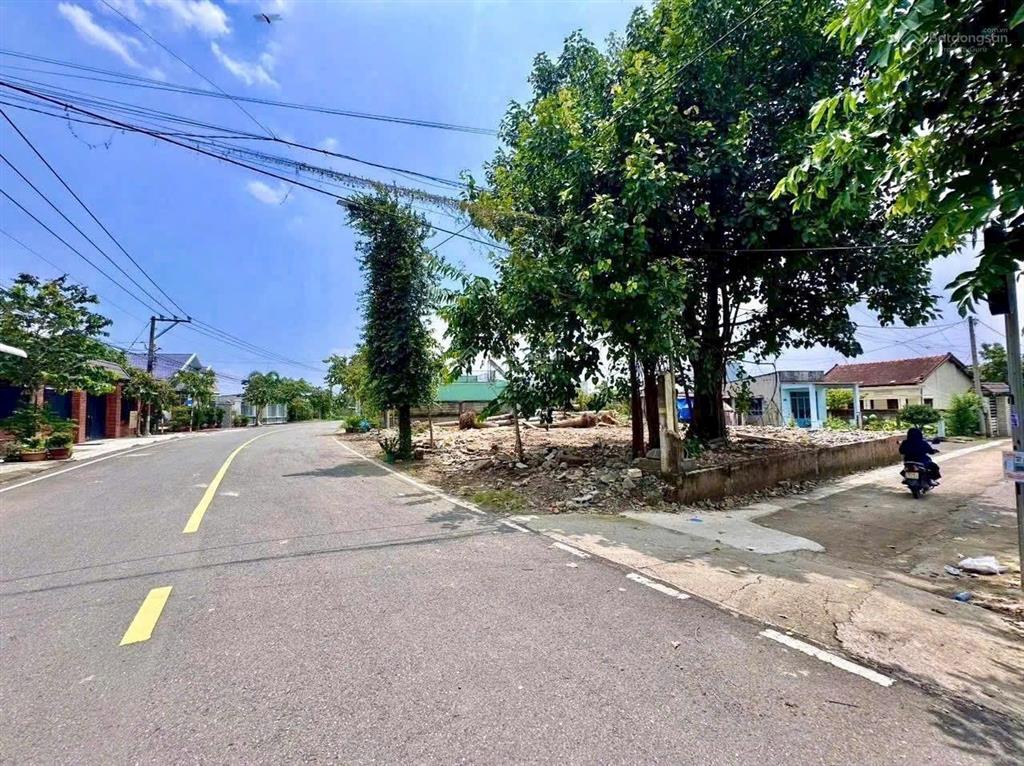 Siêu hiếm, bán lô góc 3 mặt tiền đường lộ 20m, sổ riêng, thổ cư 600tr cc ngay