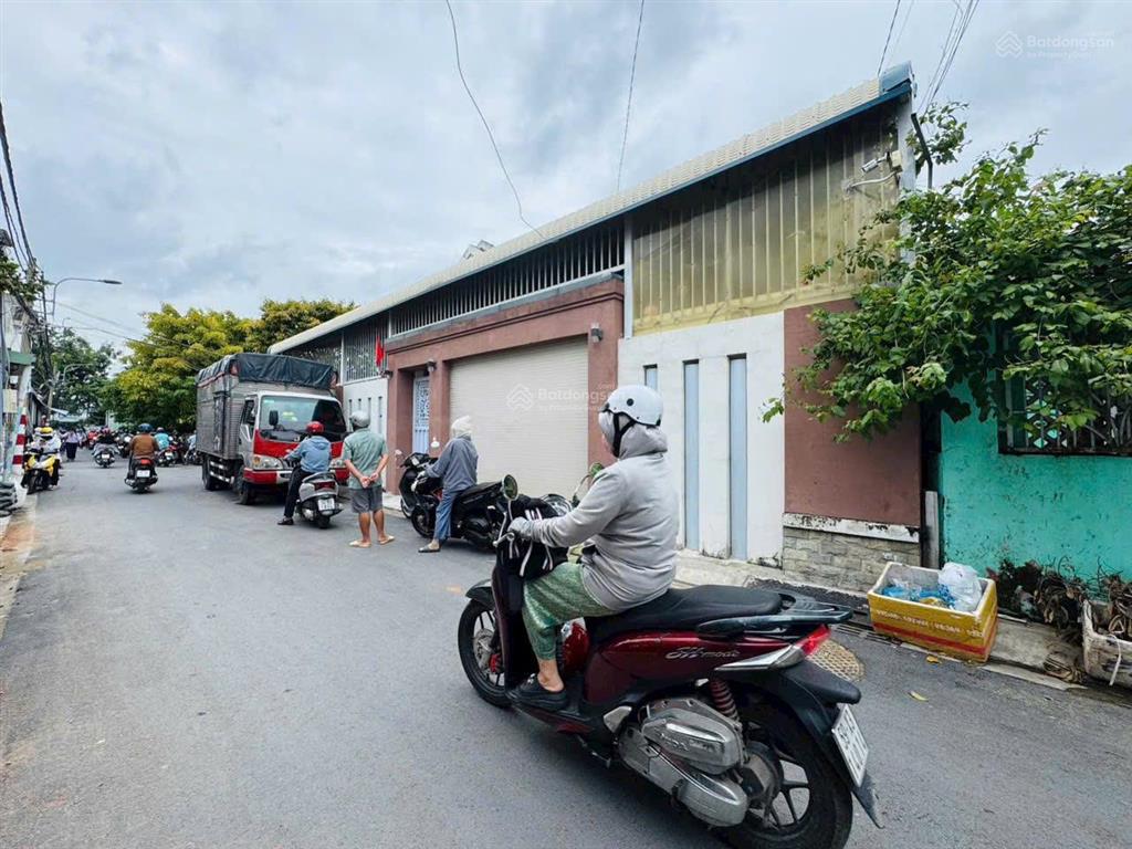 Ngay phạm văn đồng nhà 208m2 ngang 7,5m sân đỗ oto ngay mặt tiền đường linh đông 100m ra vành đai 2