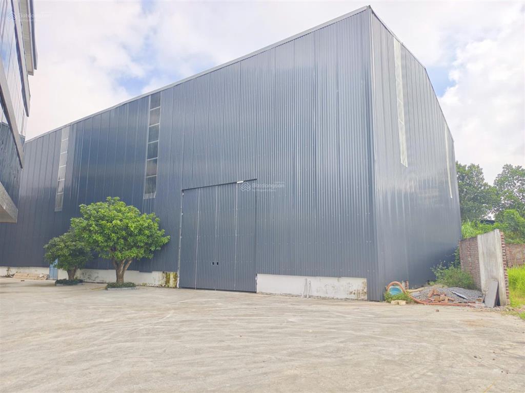 Bán đất sẵn xưởng sản xuất, văn phòng điều hành. dt2400m2, xưởng 1200m2, văn phòng 200m xây 4 tầng