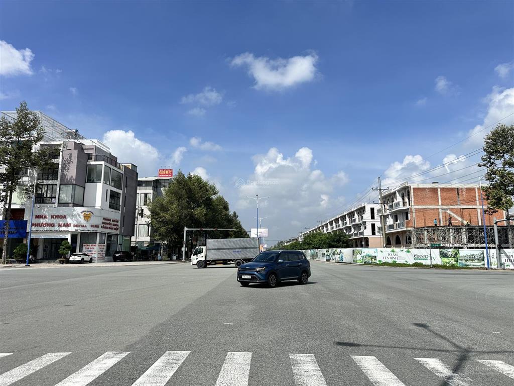 Nhà phố green city đối diện cổng chợ hoà phú, nơi 20.000 cư dân đang ở, nhà phố 1trệt 2 lầu, sổ sẵn