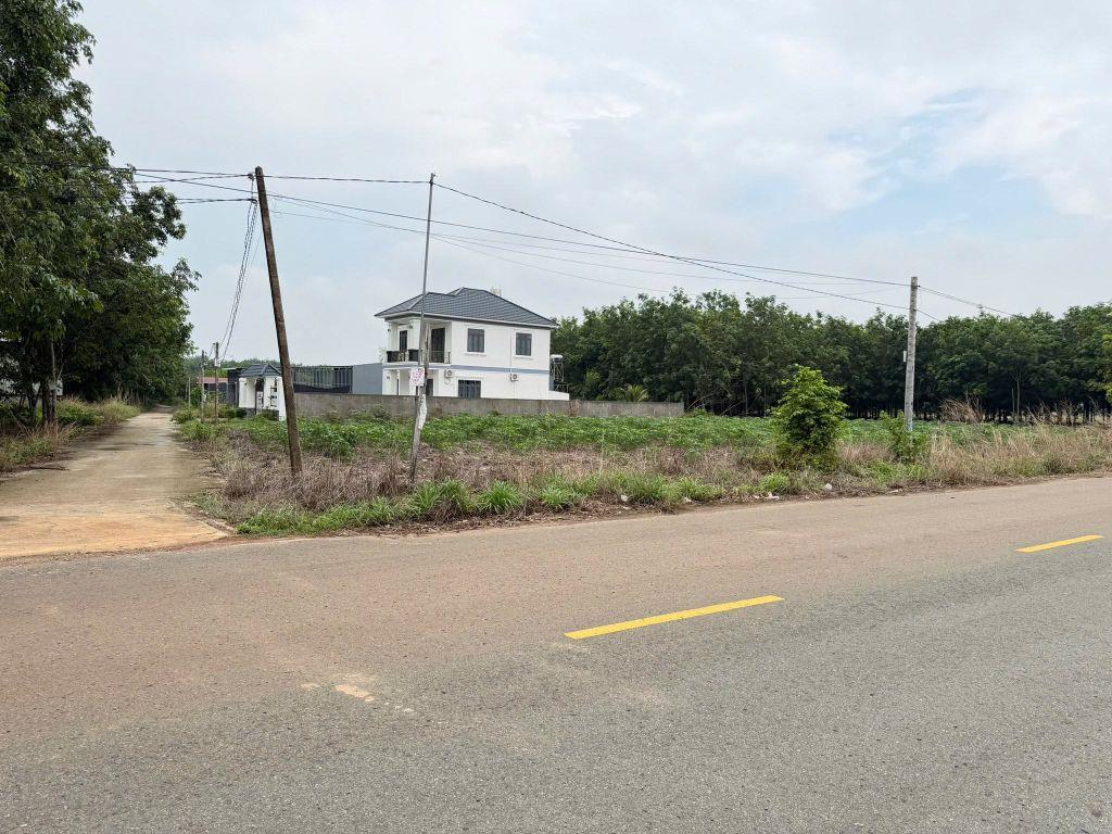 BÁN 1.300M2 ĐẤT T.CƯ NẰM NGAY KCN SÁT CHỢ, TR.HỌC, UBND. GIÁ 160