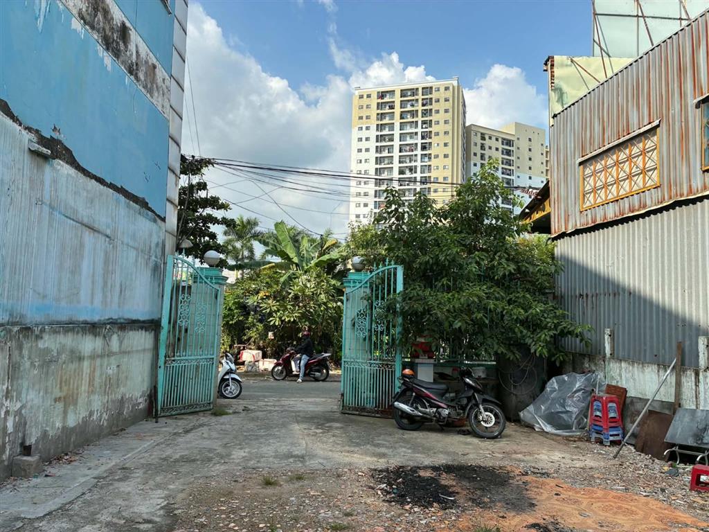 Bán đất mt xa lộ hà nội gần ngã tư bình thái dt gần 160m2 đường trước đất 10m hợp xây chdv