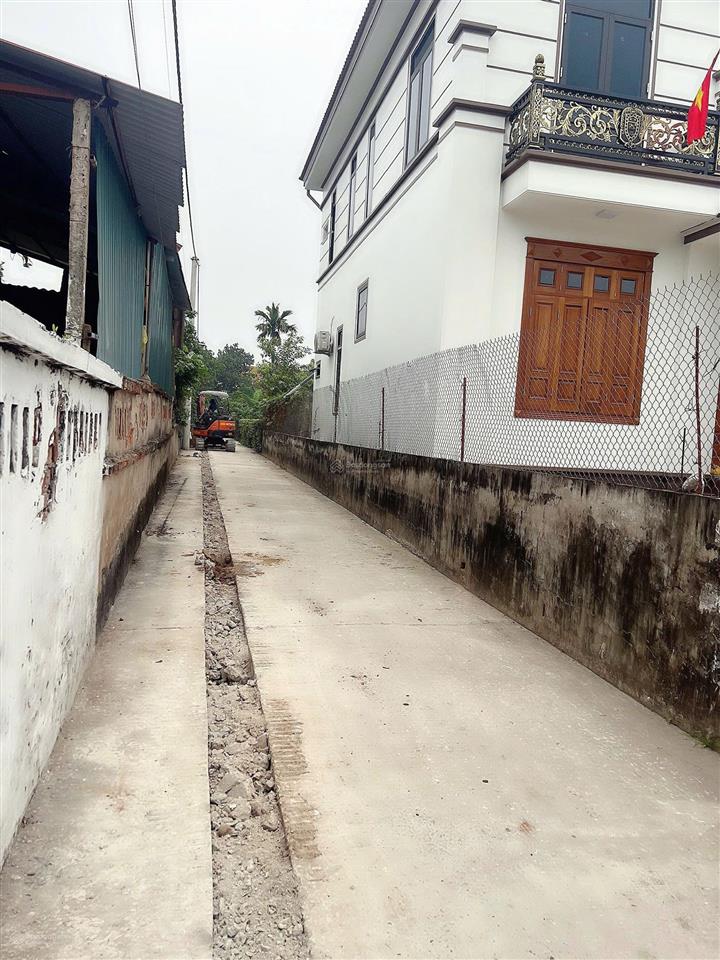 Cần bán 100m2 tại vân hà, giá 23tr/m2, ô tô vào đất