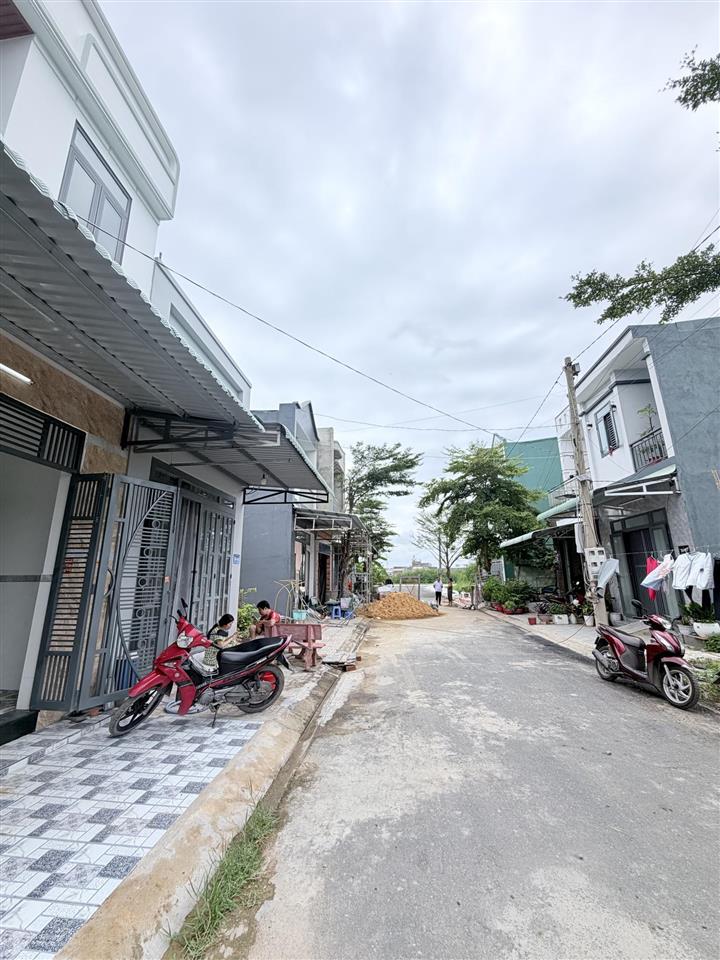 Chính chủ gửi bán căn nhà riêng lẻ đường nhựa 7m giá 795tr sổ riêng 0906 368 *** gần hà duy phiên
