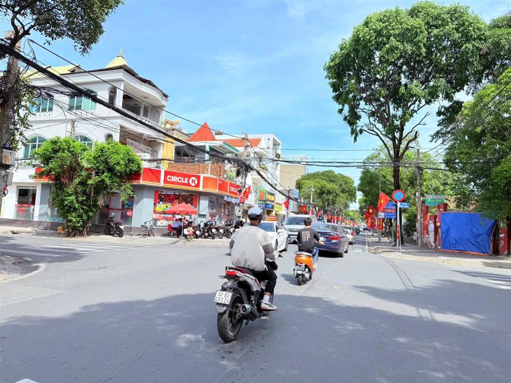 Khuôn đất mt thống nhất 46,5x12,5m tiện xây building khu nổi bật bình thọ. 90 tỷ còn nói chuyện