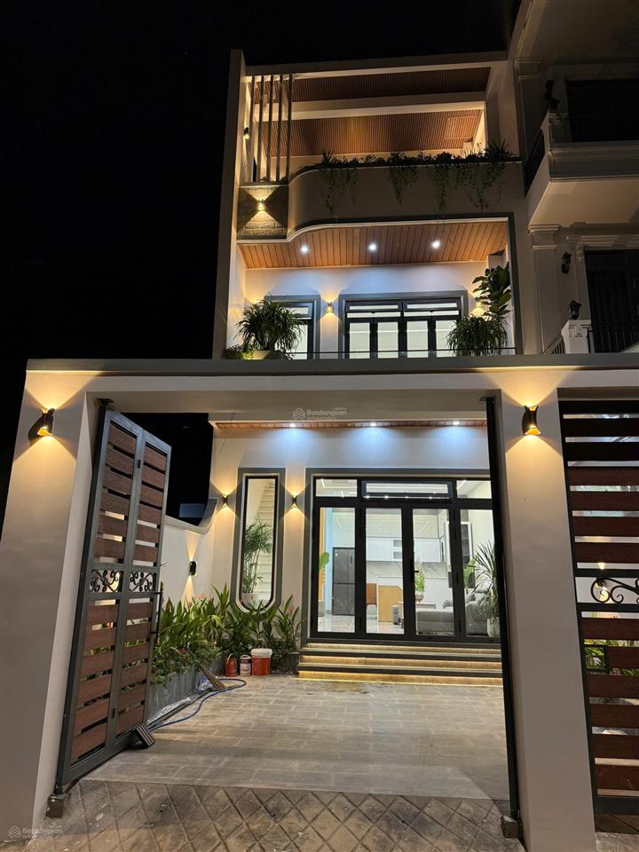 Nhà đẹp 3 tầng đường chính cổ loa ngay trung tâm đà lạt sổ hồng hoàn công giá bán lỗ 9 tỷ