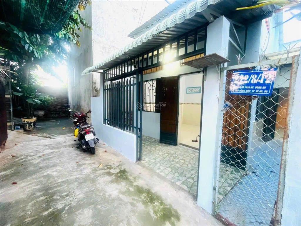 Chỉ 2,590 tỷ, bán nhanh bán lô đất tặng căn nhà cấp 4 còn ngon gần ttyt dĩ an dt 71m