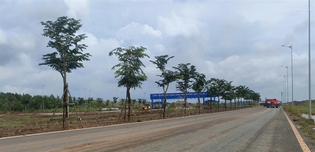 Đất thương mại dịch vụ sân bay dt 10184,8m2, 4,5 tr/m 2 mặt tiền rộng khủng sát cổng sân bay