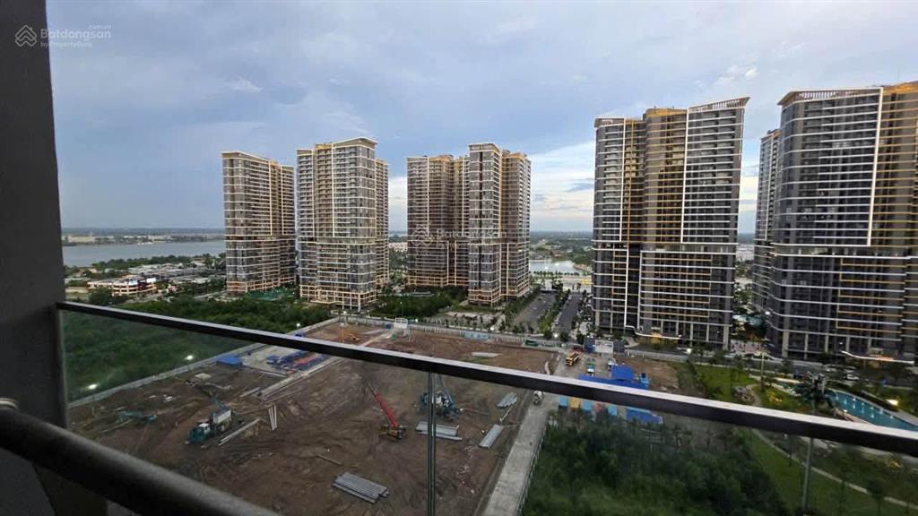 Bán gấp 3 tỷ 150 triệu cắt lỗ căn hộ 2 phòng ngủ hướng đông nam view sông, view quảng trường