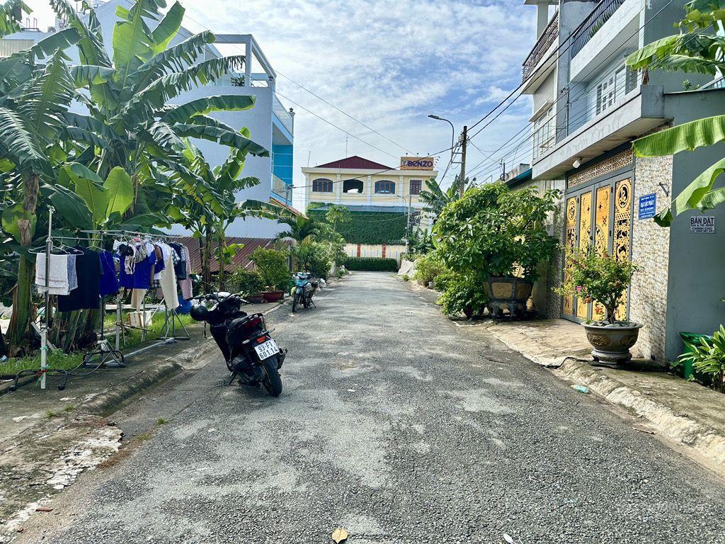 Bán đất bà điểm 4 200m2 (10 dài 20) full thổ khu phân lô xe hơi tránh chỉ 6,4 tỷ.
