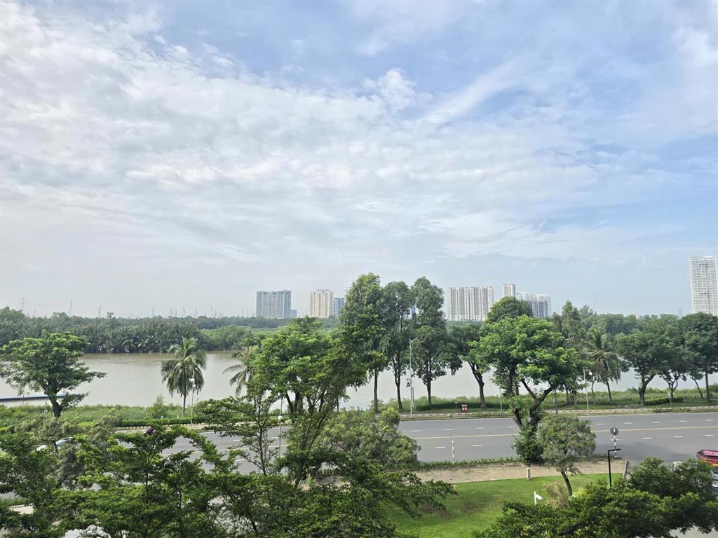Gấp. kẹt tiền bán gấp căn hộ panorama, balcony phòng khách, 140m2, giá 15,5 tỷ