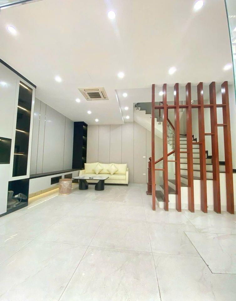 BÁN NHÀ PHƯỜNG HOÀNG LIỆT - 8.18 TỶ, 40M2 Ô TÔ ĐỖ CỬA, VÀO NHÀ.