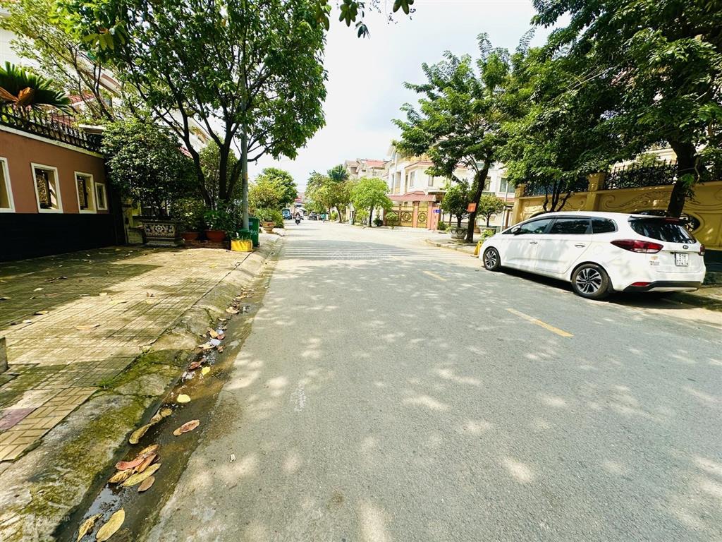 Biệt thự châu âu kdc trí kiệt 240m hồ bơi riêng, gara ô tô sát global ci chỉ 21 tỷ tl