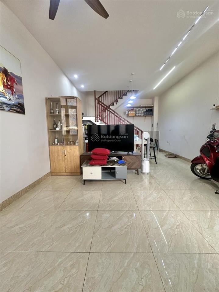 Hẻm 3 gác, nhà 3 tầng, hàng xóm đầm sen, quận 11 mà có 4 tỷ 8
