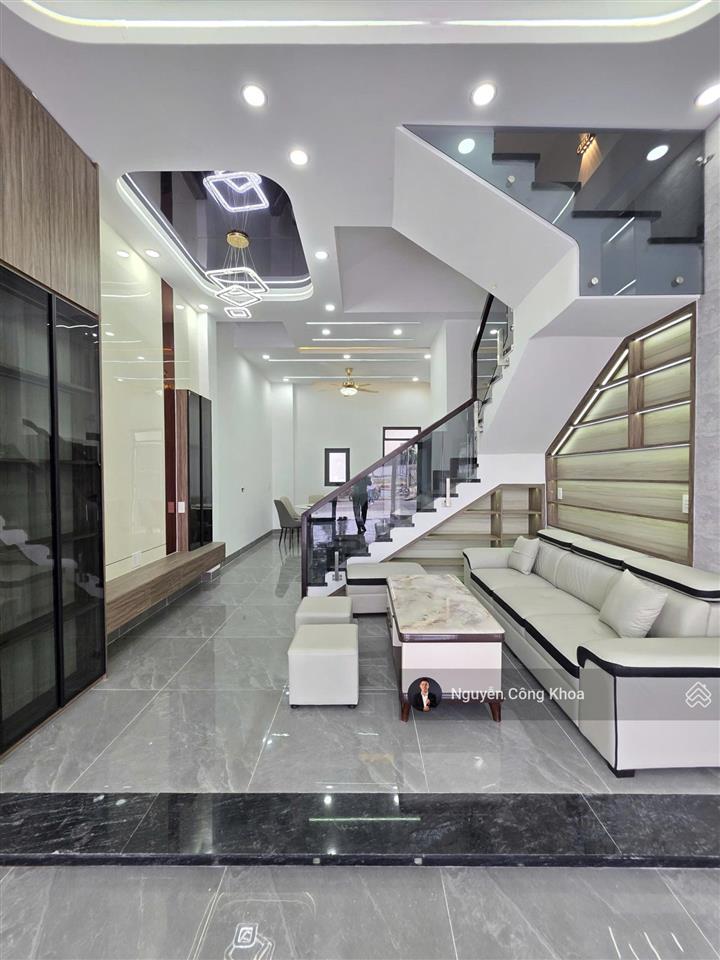 Bán nhà đúc 3 tấm, có thang máy, sân ôtô, 3 phòng ngủ, gần vincom, kdc p. tân đông hiệp, tp. dĩ an