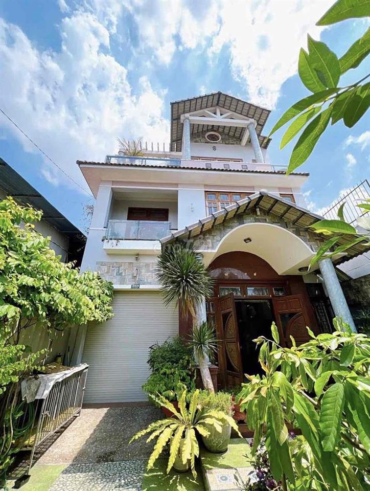 Biệt thự mái thái sân vườn