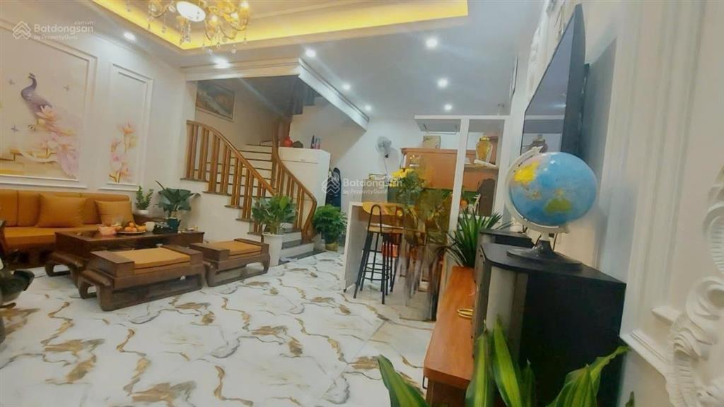 Bán nhà trung tâm cầu giấy 43 m2 x 6tâng. ô chờ thang máy nhà mới đẹp, full nội thất,gần ô tô