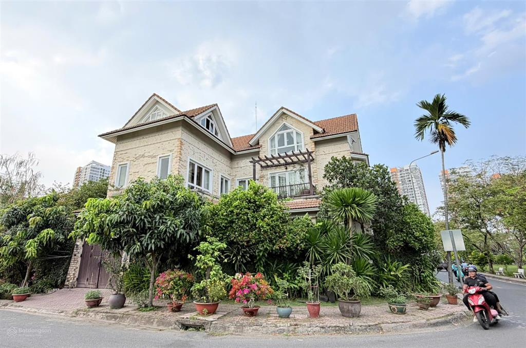 Biệt thự đẹp! bán siêu biệt thự thân văn nhiếp 11,2m x 16,7m. 3 tầng view sông giá 140 tỷ