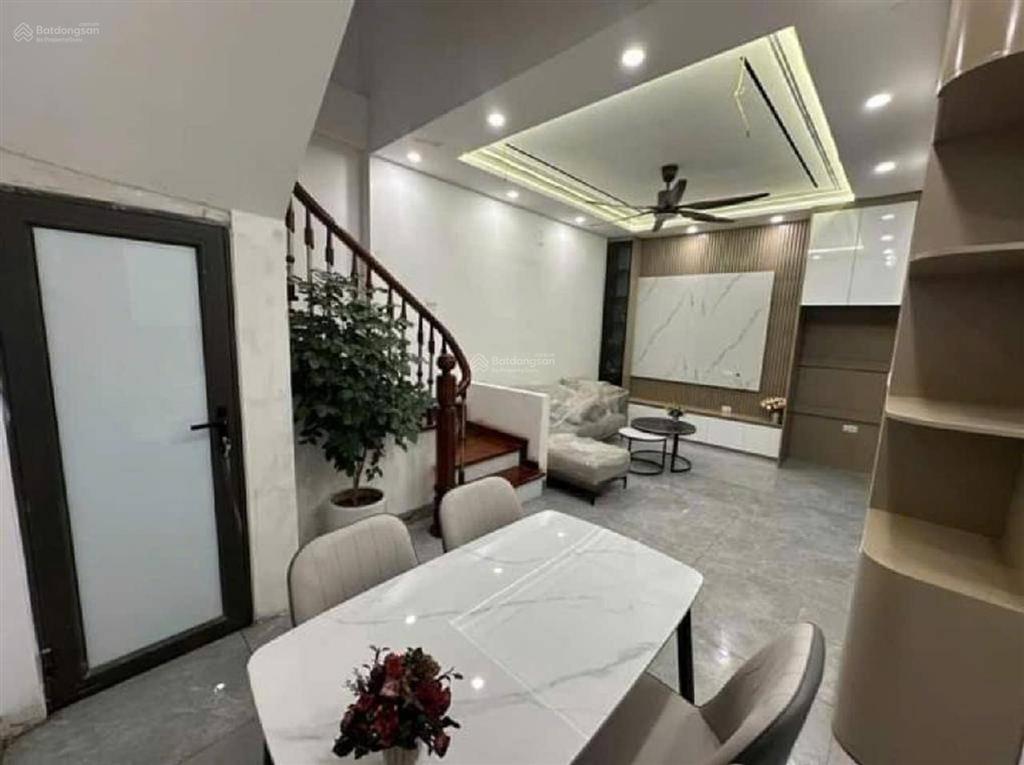 Bán nhà bồ đề, long biên 50m, 5 tầng, mặt tiền 6.5m giá 11.5 tỷ. nhà mới đẹp, full nội thất