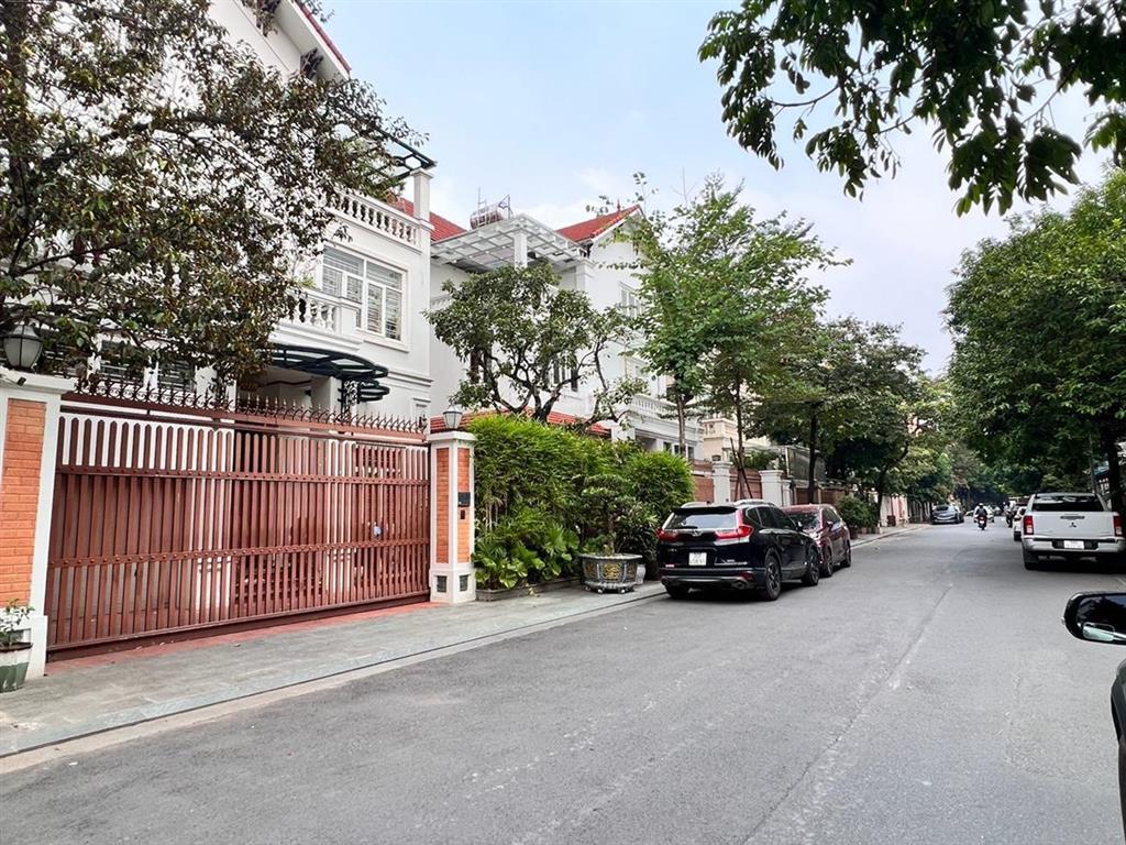 Biệt thự vip làng việt kiều châu âu, mỗ lao, hà đông. 190m 3t mt 9m 4n, giá 49 tỷ ( tl)