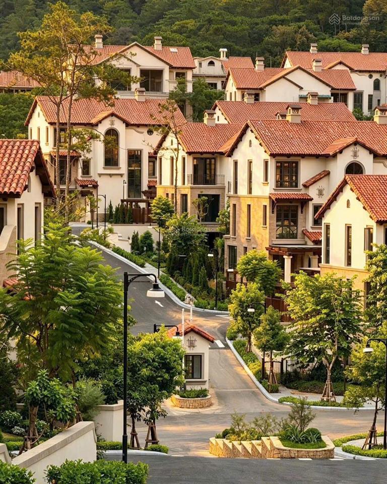 Tặng voucher 1 tỷ trừ vào giá, view hồ và vườn hoa, dt sử dụng 360m2
