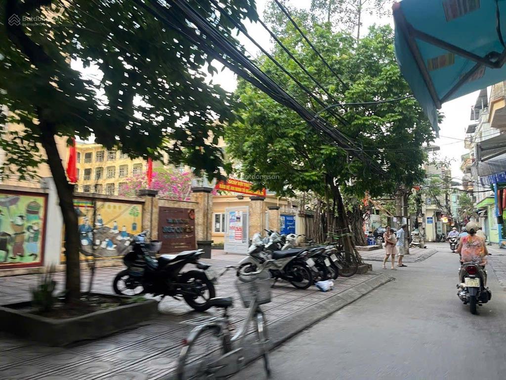 Hàng kín chùa quỳnh 1 nhà ra phố 120,7m, mt 5,5m lô góc gara nhà cấp 4 .