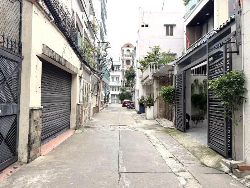 7.8 tỷ nhà dt 56 m2 (4x15) huỳnh văn bánh. chỉ 1 căn ra mt ô tô. vị trí thuận tiện mua ở