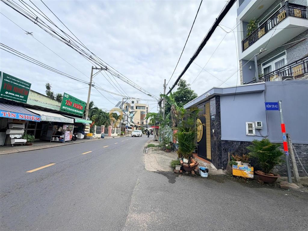 Bán gấp căn hộ dịch vụ ngay đại học cảnh sát, dt 100,2m2, ngang 8,8m, 6 phòng, giá 10,5 tỷ tl mạnh