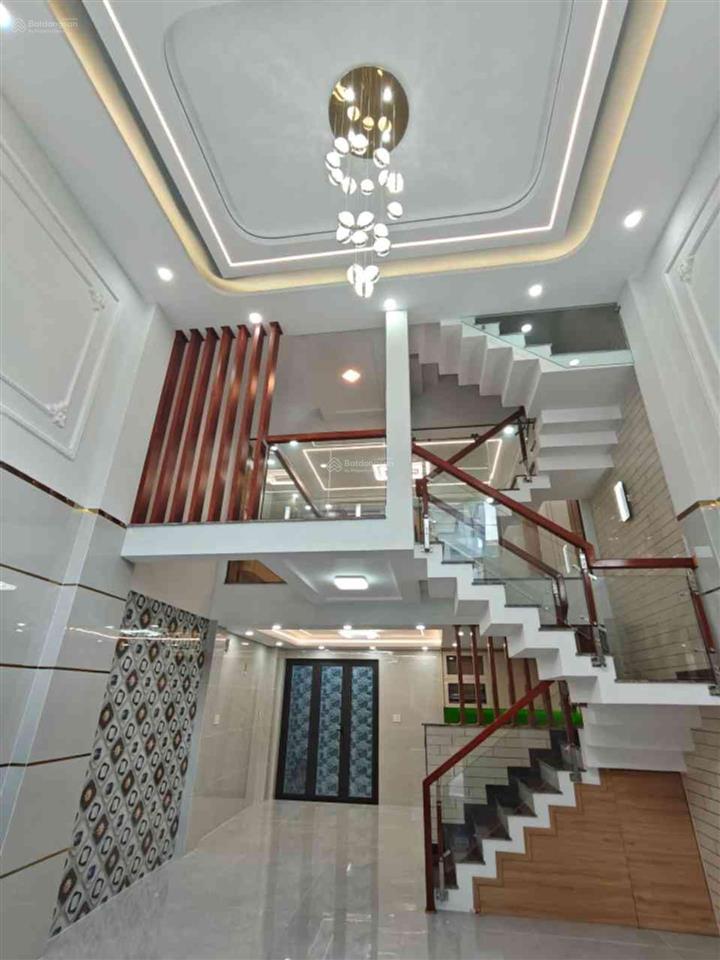 Nhà mặt tiền tiện kinh doanh mua bán giá chỉ hơn 8 tỷ xíu còn thương lượng. ngay tên lửa
