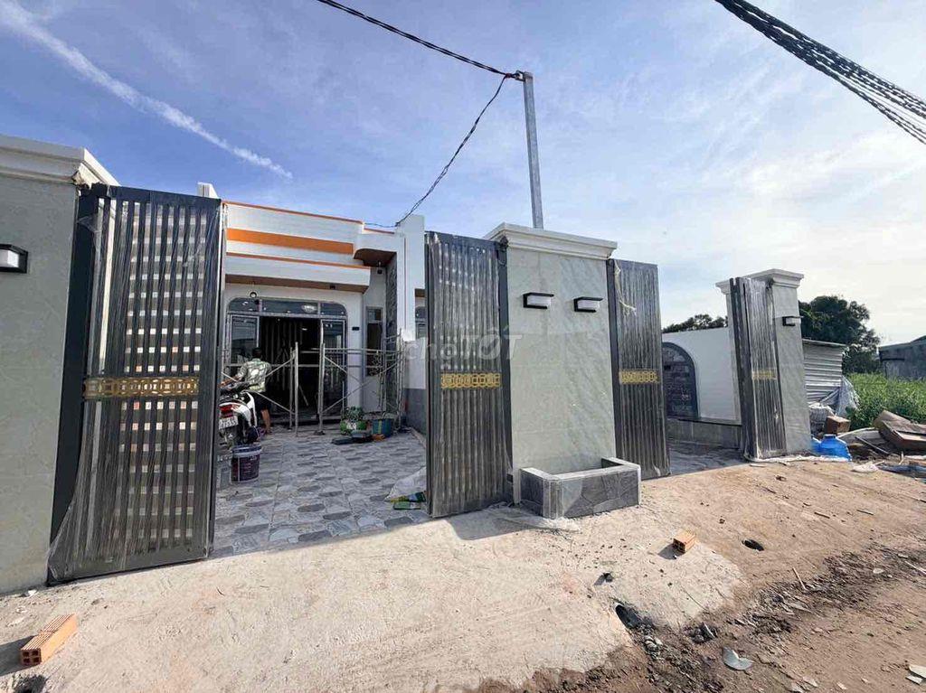 Nhà Đức Hoà Hạ Sát Kcn Tân Đức 3 phòng ngủ giá 1ty790