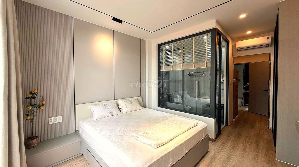 Nhà hẻm xe hơi 5 phòng kế bên Quận 1
