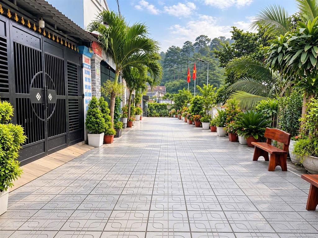 Tân đông hiệp nhà 1 trệt 1 lầu, 4pn, sân ô tô 7 chỗ tặng full nội thất giá 3,9 tỷ