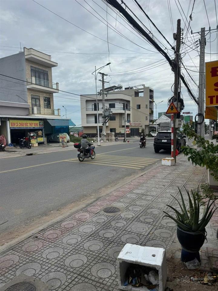 Nhà mặt tiền kinh doanh đường thủ khoa huân ngã 4 hòa lân ql13