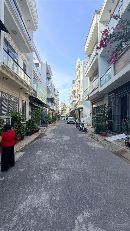 Đất đẹp ngang 5.6 dài 10 xây tự do hẻm to
