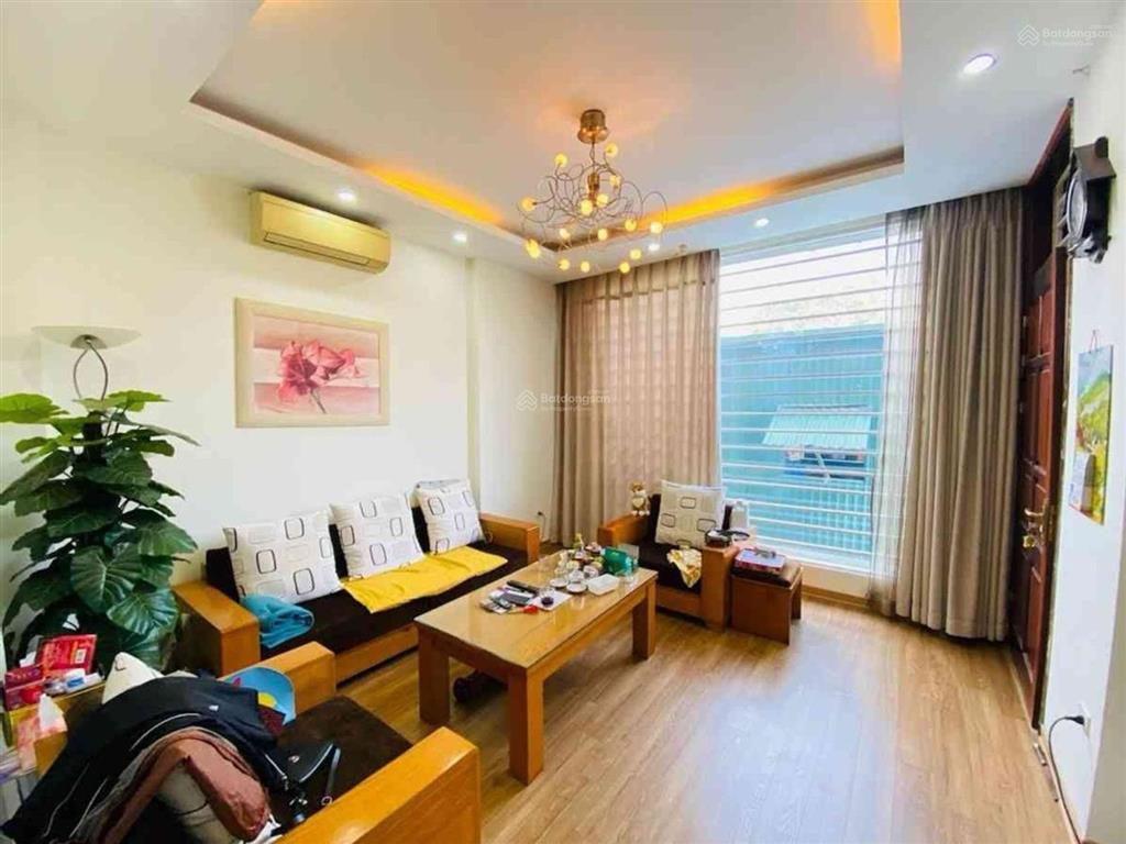 Bán nhà trần quốc hoàn, dt 50m, mt 4m, lô góc 3 thoáng, ô tô tránh, kinh doanh.