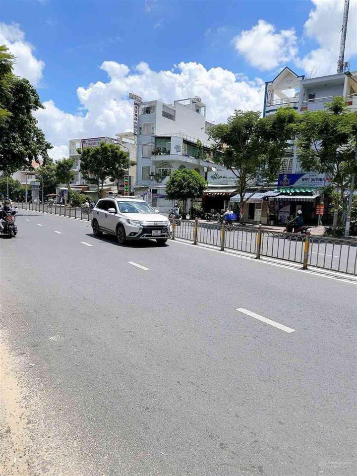Lý chiêu hoàng. bình phú. 5 tầng. 5 tỷ hơn. dt 4x11m. hẻm xe hơi. full nội thất. chợ lớn. quận 6.
