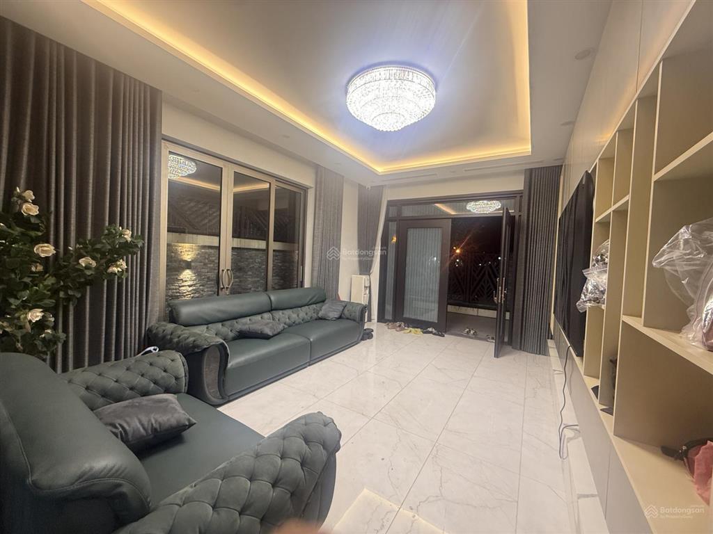 Bán biệt thự việt hưng, long biên dt 190m2, mặt tiền 9m, 5 tầng thang máy, 3 mặt thoáng, full đồ.