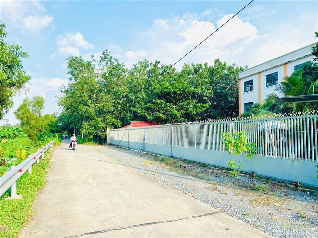 Chính chủ lỗ 6 tỷ bán gấp 1 hecta đất mặt tiền đường kênh có sẵn 2.000m thổ cư / giá ngộp 2,3 tr/m2