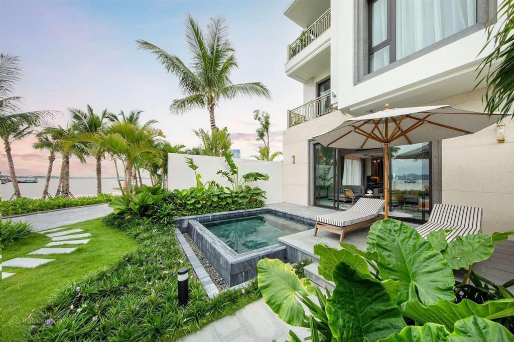Biệt thự biển bãi cháy, hạ long, sổ hồng vĩnh viễn, đã xây dựng xong, khu compound, 1 bước chạm cát