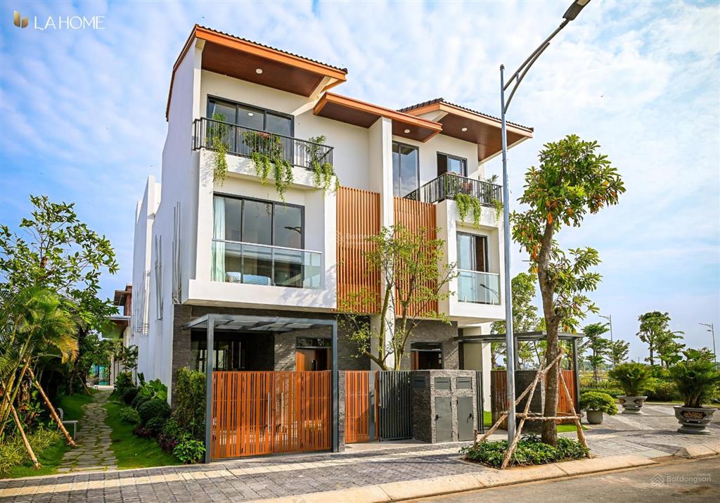 Nhà phố la home long an dt 5x17 kế góc giá chỉ 3,4 tỷ