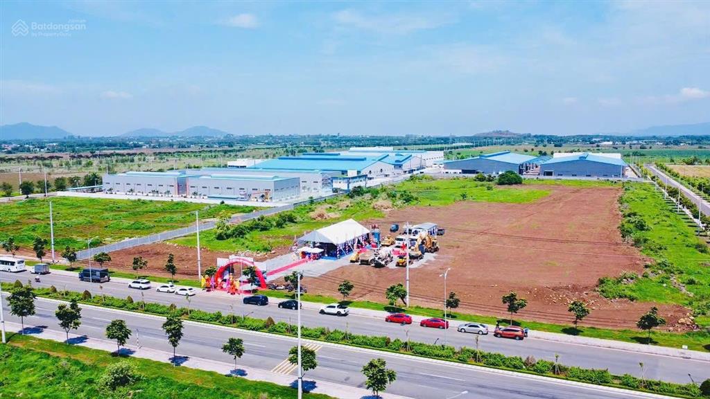 Mặt tiền phạm hùng vị trí vip ngay ngã tư đèn đỏ xã đất đỏ tp hcm. dt 393m2 thổ cư 60m ngang 8,